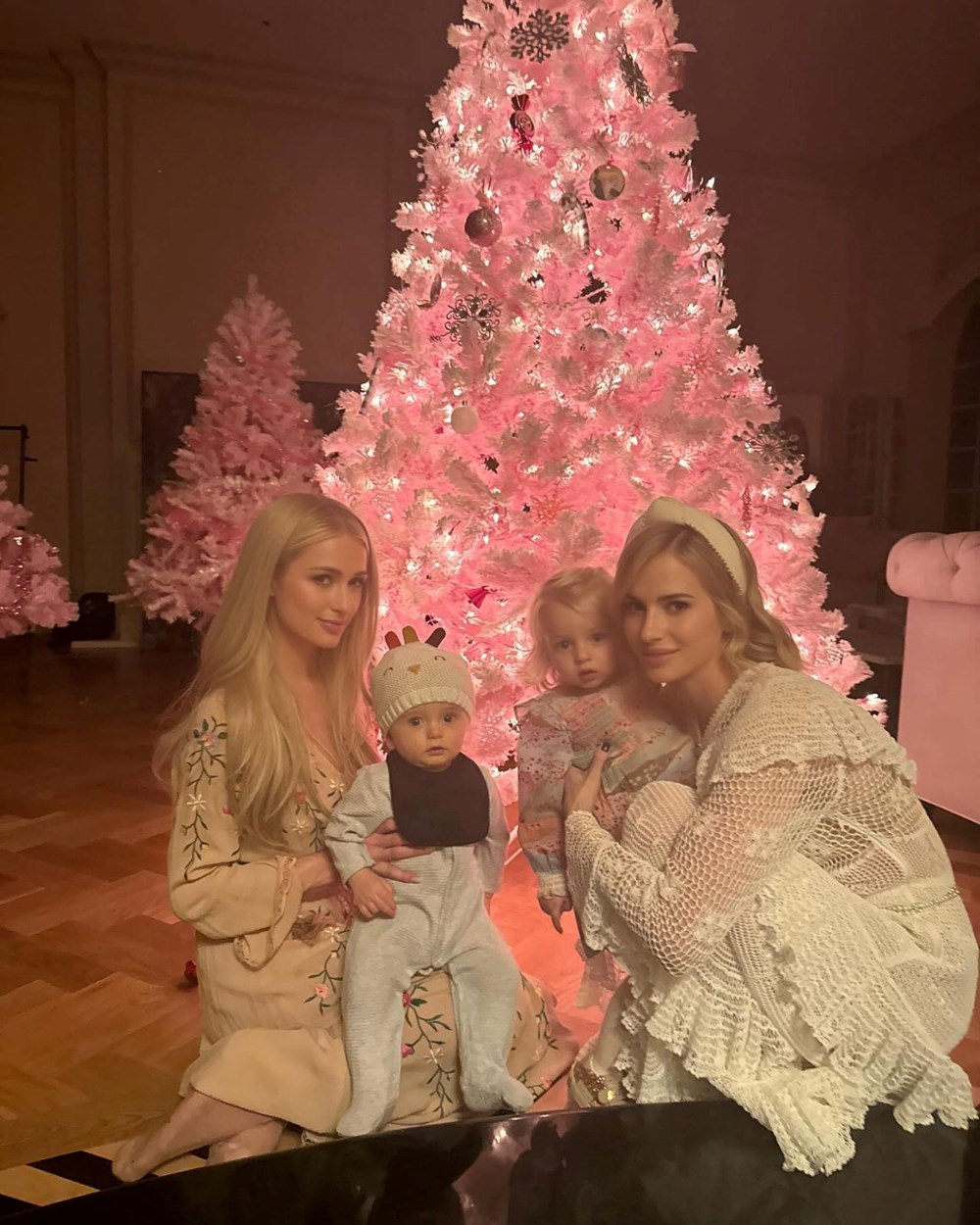 Paris Hilton'un taşıyıcı anneden kızı oldu! Bebek London'a pembe Noel kutlaması - 4