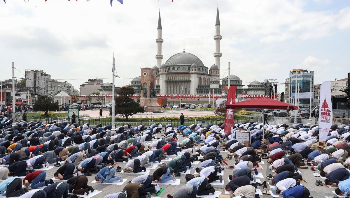 Taksim Camii ibadete açıldı