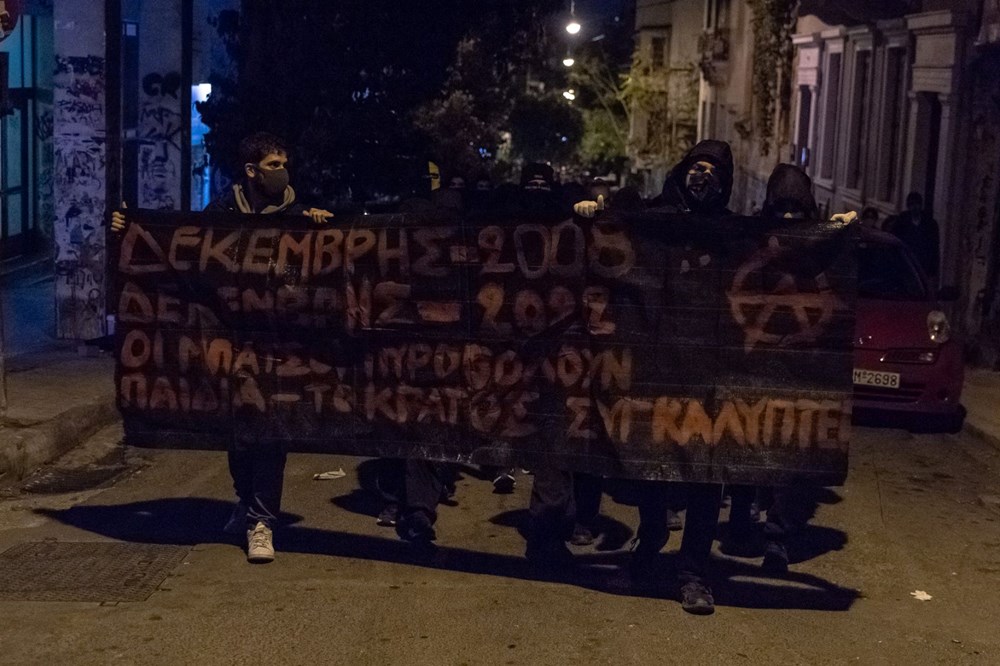 Yunanistan'da sokaklar karıştı:16 yaşındaki gence polis kurşunu - 2