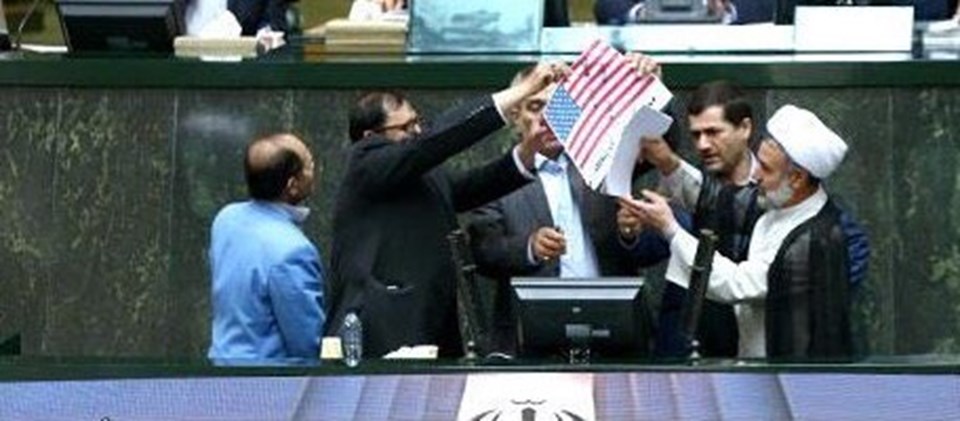 İran meclisinde ABD bayrağı ve nükleer anlaşma metni ateşe verildi - 1