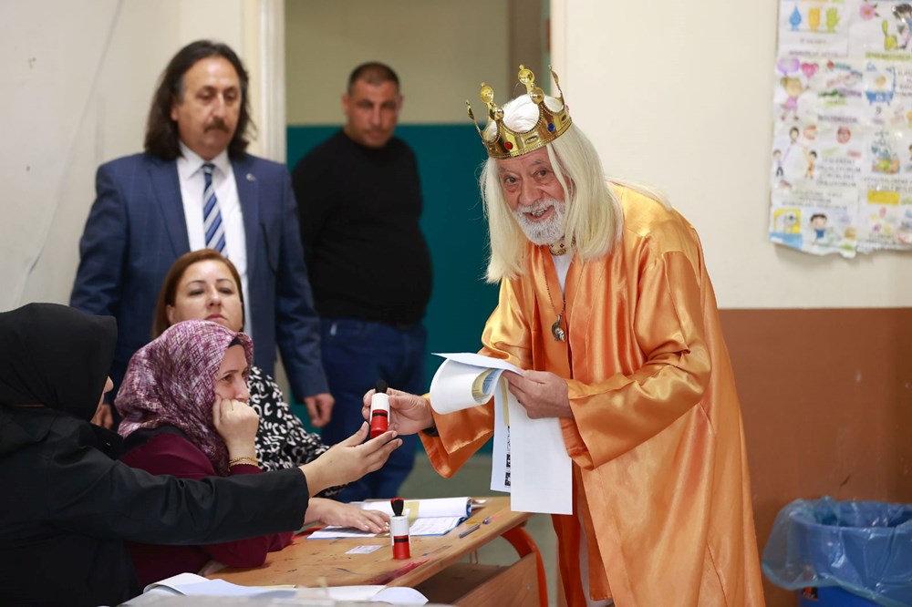 Sandık başından ilginç görüntüler: Kral da var astronot da - 4