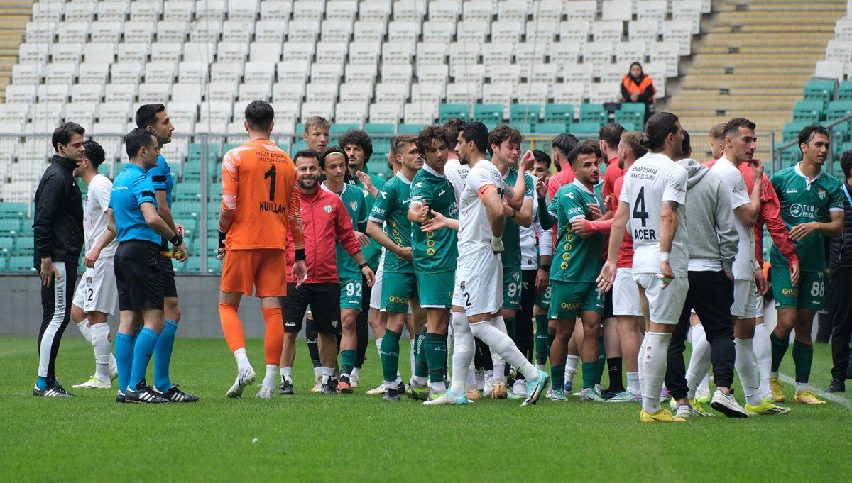 Futbolda protesto: TFF 2’nci Lig’de şampiyonluğa oynayan Vanspor sahadan çekildi Futbolda protesto: TFF 2’nci Lig’de şampiyonluğa oynayan Vanspor sahadan çekildi