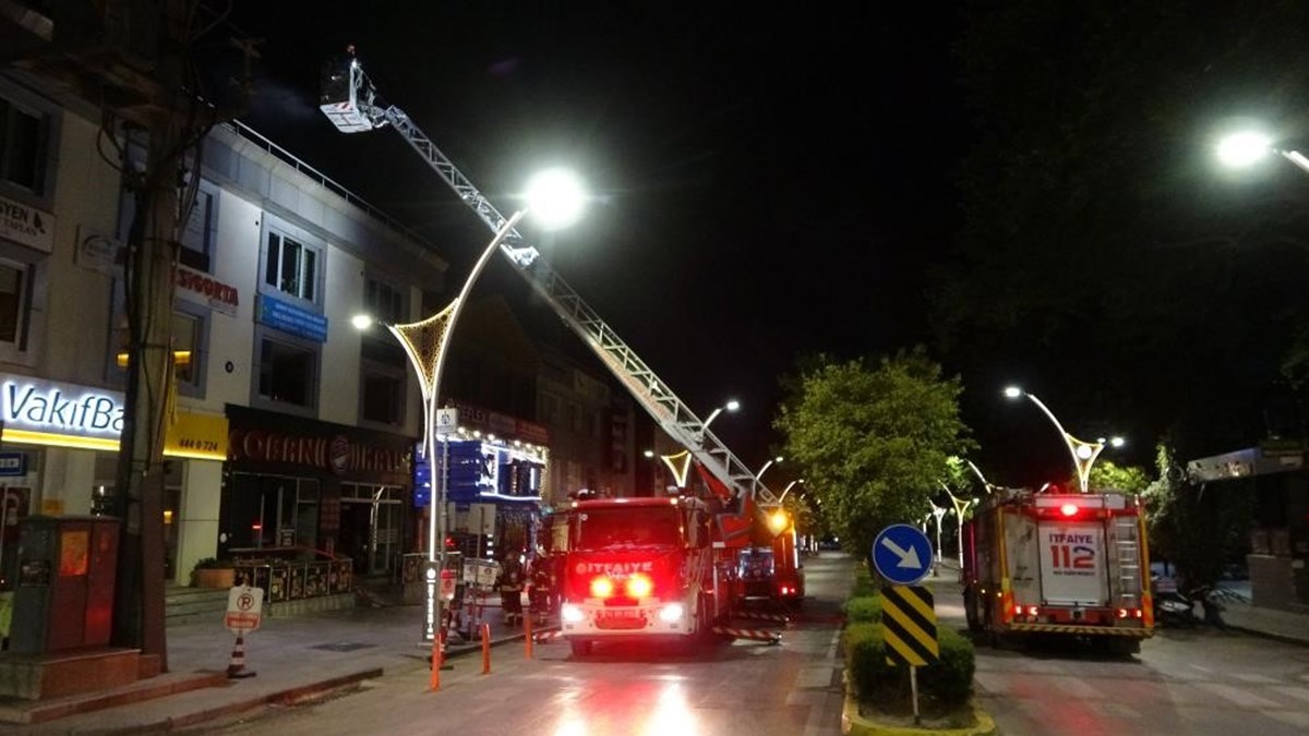 Fritözden çıkan yangın, iş yerini yaktı