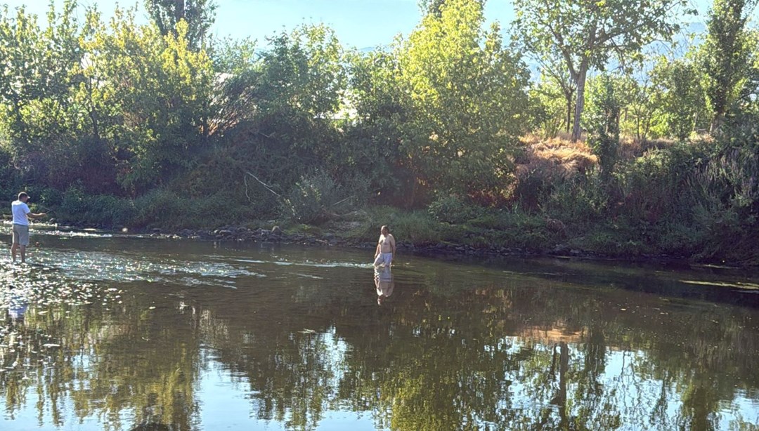 Sakarya Nehri'ne giren iki çocuk suda kayboldu
