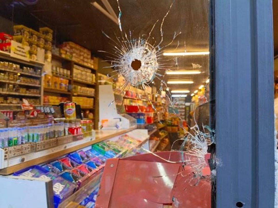 Esenyurt'ta markete silahlı saldırı: Çok sayıda kurşun isabet etti - 1