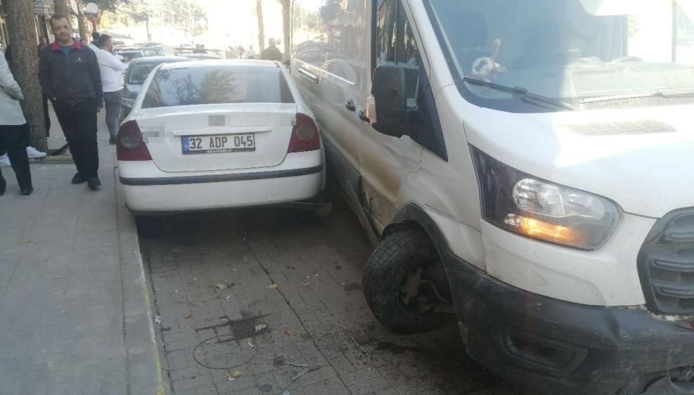 Isparta'da kontrolden çıkan araç kaza yaptı