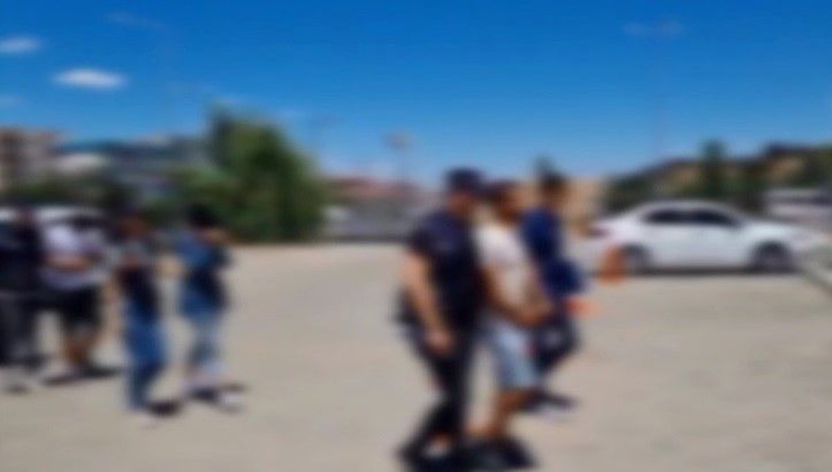 Çanakkale'de 21 kaçak göçmen yakalandı Çanakkale'de 21 kaçak göçmen yakalandı
