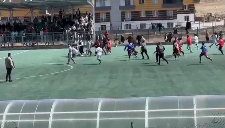 Futbol sahası savaş alanına döndü