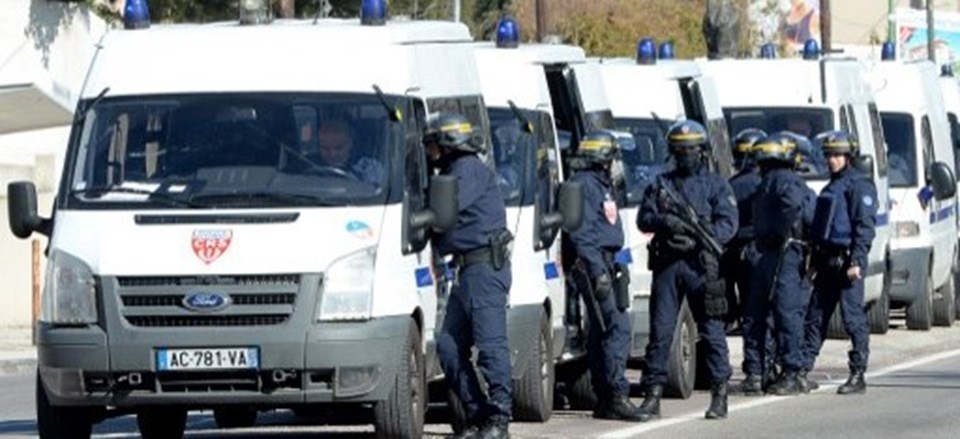 Fransa'da maskeli saldırganlar polise ateş açtı - 3