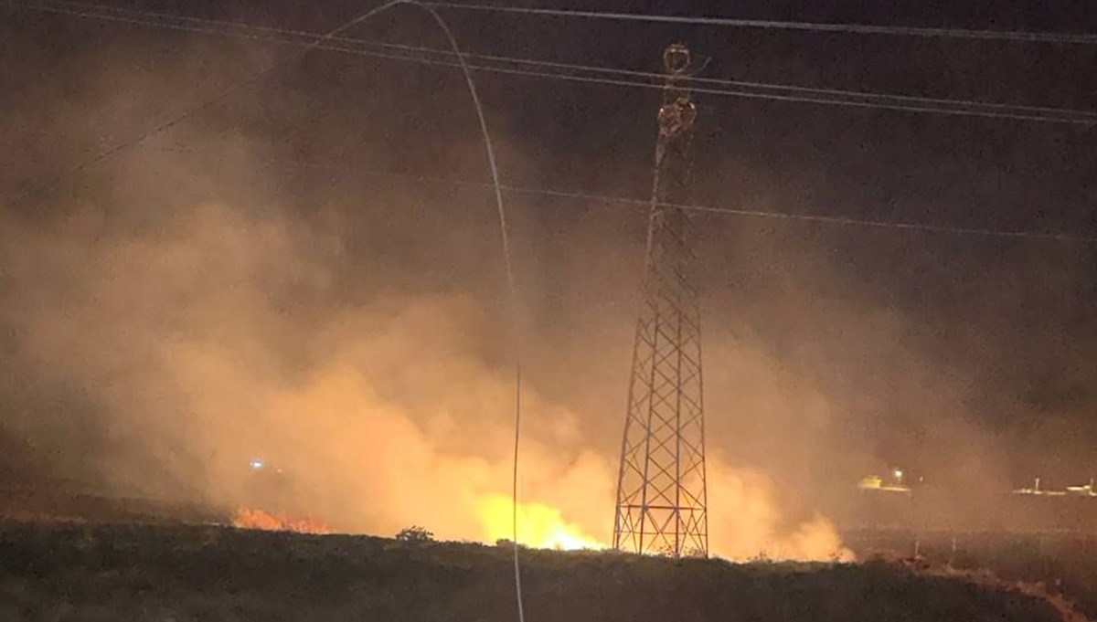 Kopan elektrik teli yangın çıkardı Kopan elektrik teli yangın çıkardı