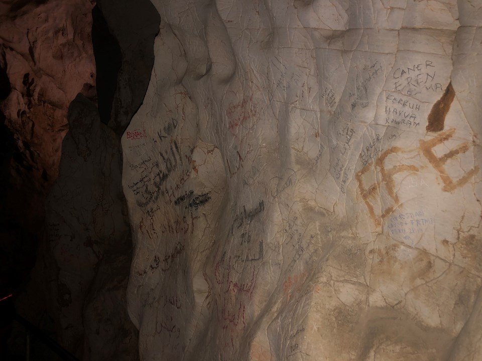 3 bin yıllık mağaranın duvarlarını yazı tahtasına çevirdiler - 1