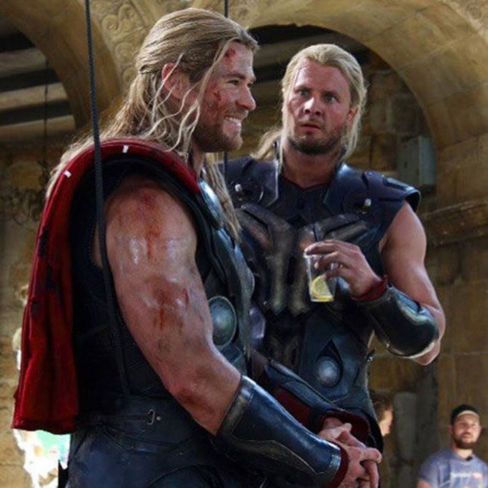 Chris Hemsworth (Thor) ve dublörü Bobby Holland 