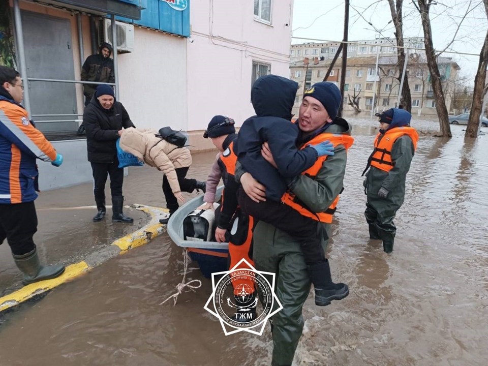Kazakistan’da sel: Binlerce kişi helikopterle tahliye edildi - 1