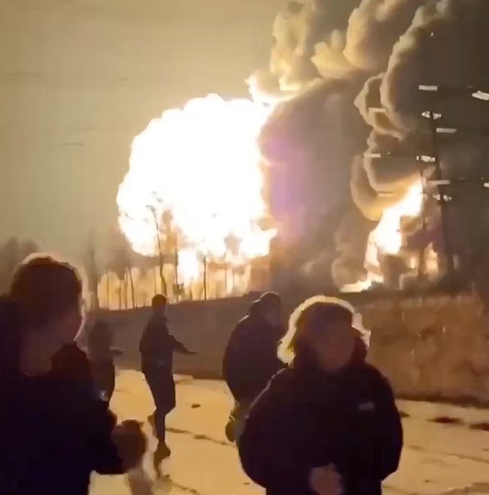 Kıyamet sahneleri: Rus petrol rafinerisinde yangın! - 1