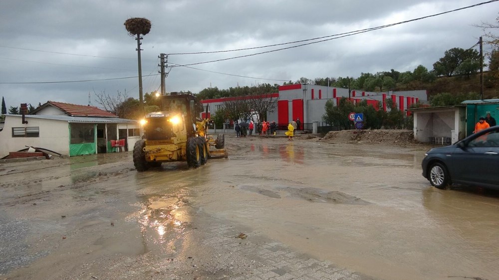 Çanakkale'de sağanak: Dere taştı, sele kapılan araç kepçeyle kurtarıldı - 4