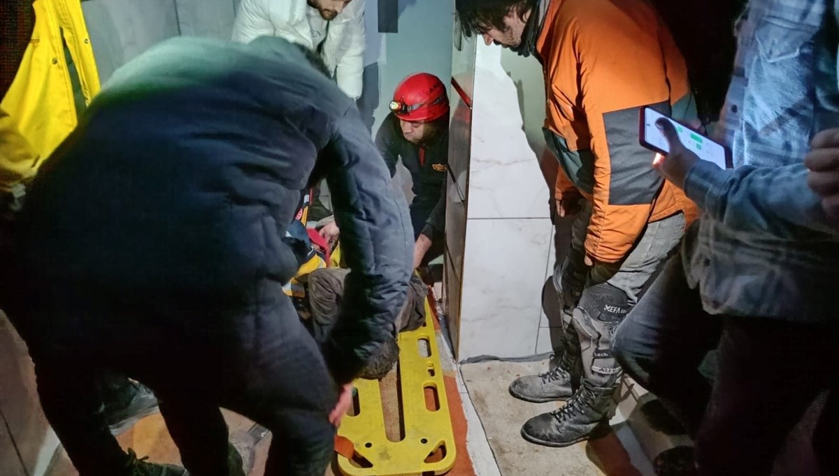 Ağrı’da asansör boşluğuna düşen çocuk yaralandı