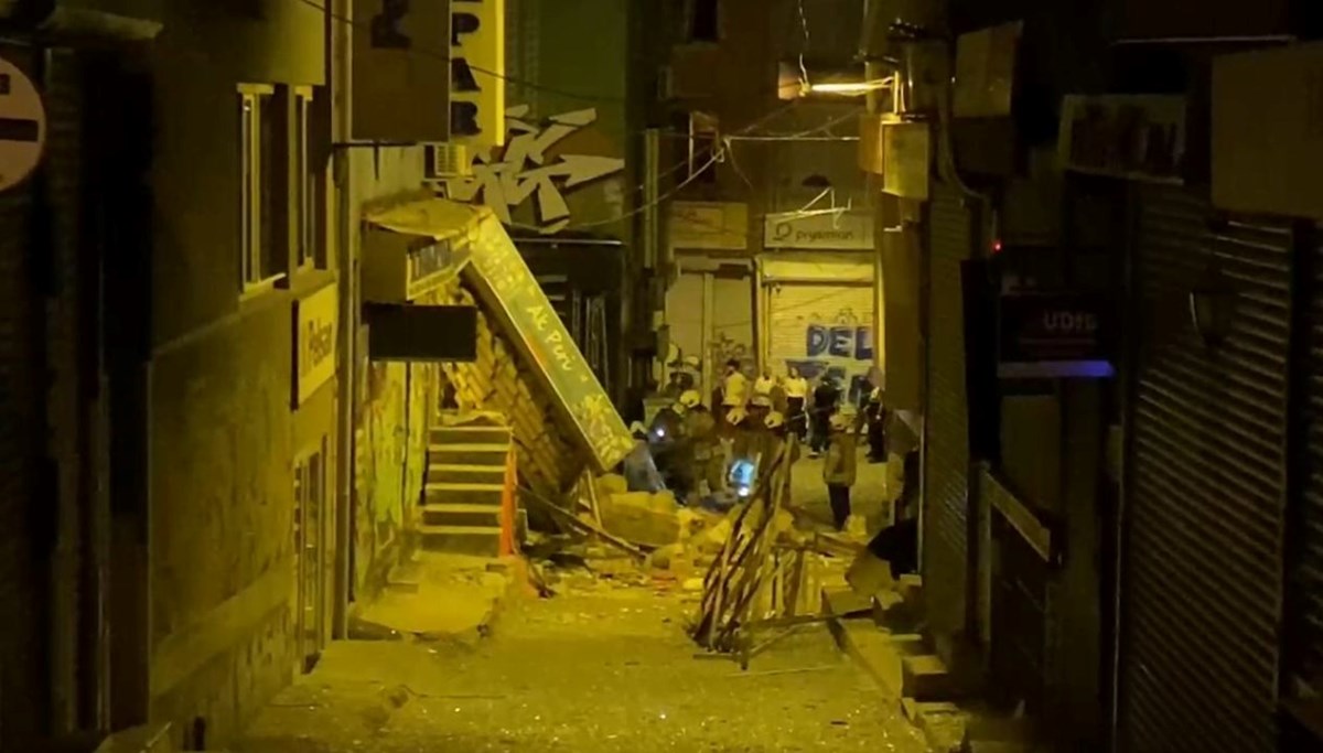 Beyoğlu'nda bina çöktü