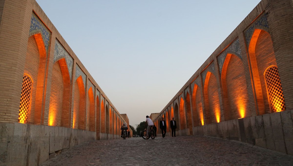Hacu Köprüsü akmayan nehre rağmen ziyaretçilerin gözdesi olmaya devam ediyor Hacu Köprüsü akmayan nehre rağmen ziyaretçilerin gözdesi olmaya devam ediyor