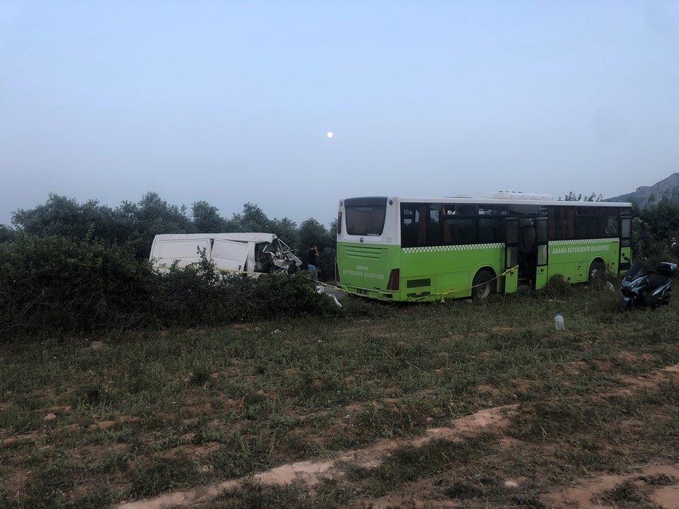 Adana'da minibüs ile belediye otobüsü çarpıştı: 3 ölü, 10 yaralı - 1