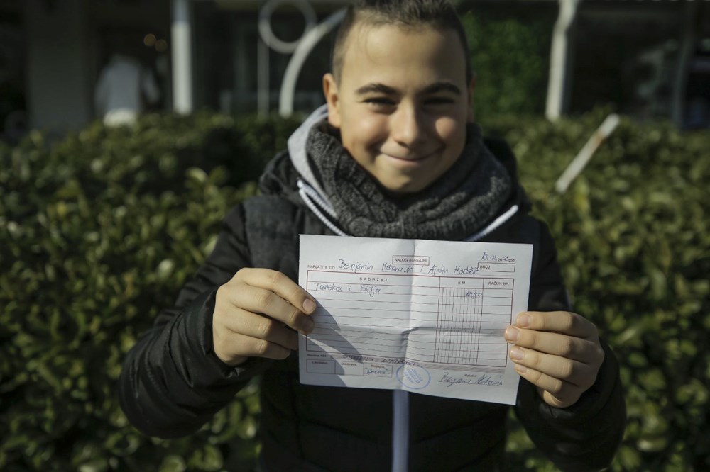 Dünyadan depzemzedelere duygulandıran destekler: 12 yaşındaki çocuk çay satarak para topluyor - 4
