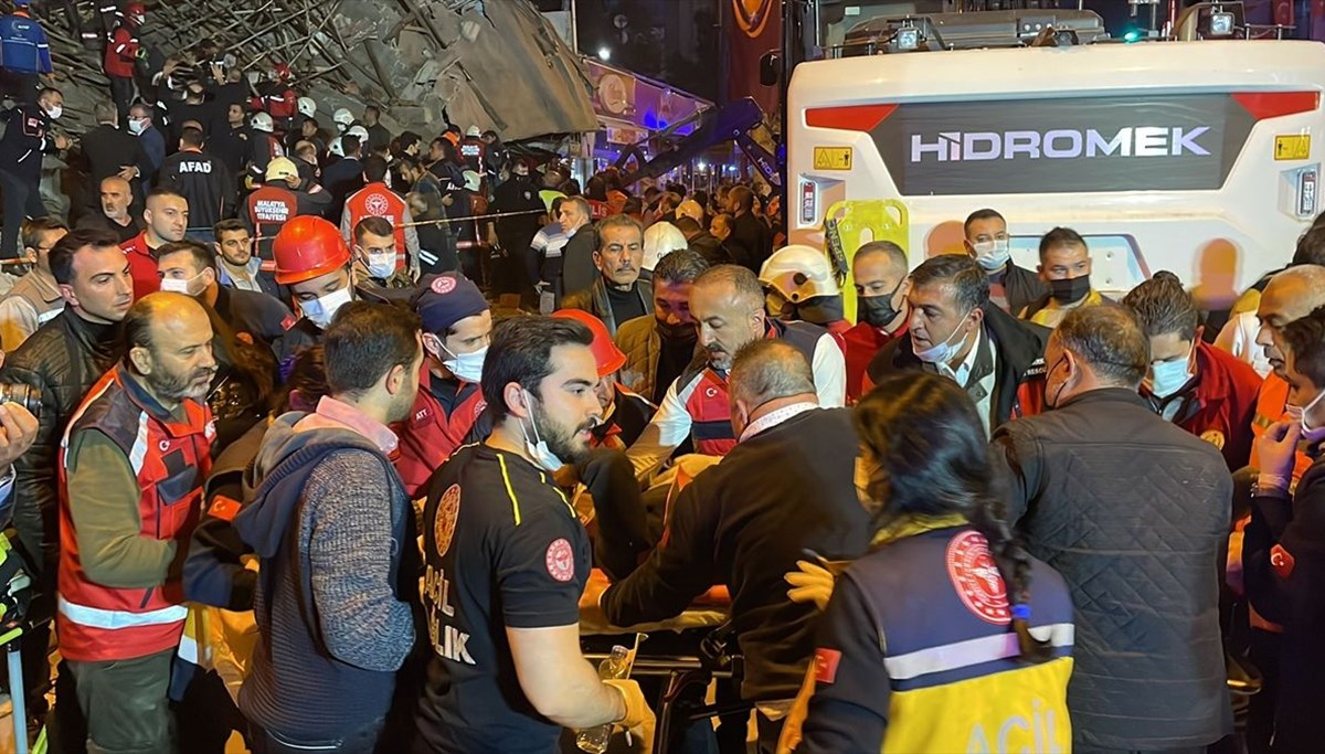 Malatya'da iki katlı bina çöktü: Olay yerinden fotoğraflar