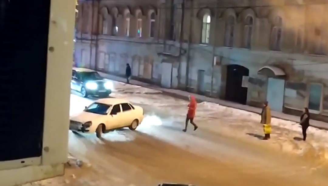 Rusya'da sürücüsüz araç trafiği birbirine kattı Rusya'da sürücüsüz araç trafiği birbirine kattı