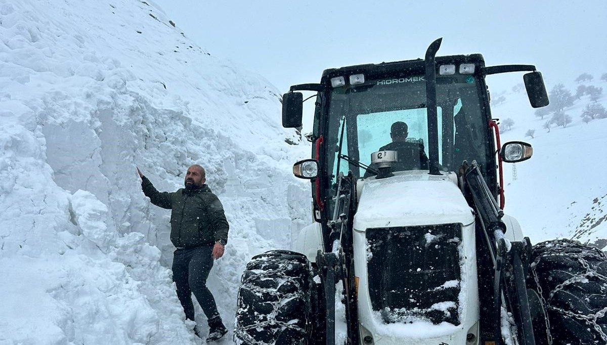 Muş’ta iş makinesinin üzerine çığ düştü