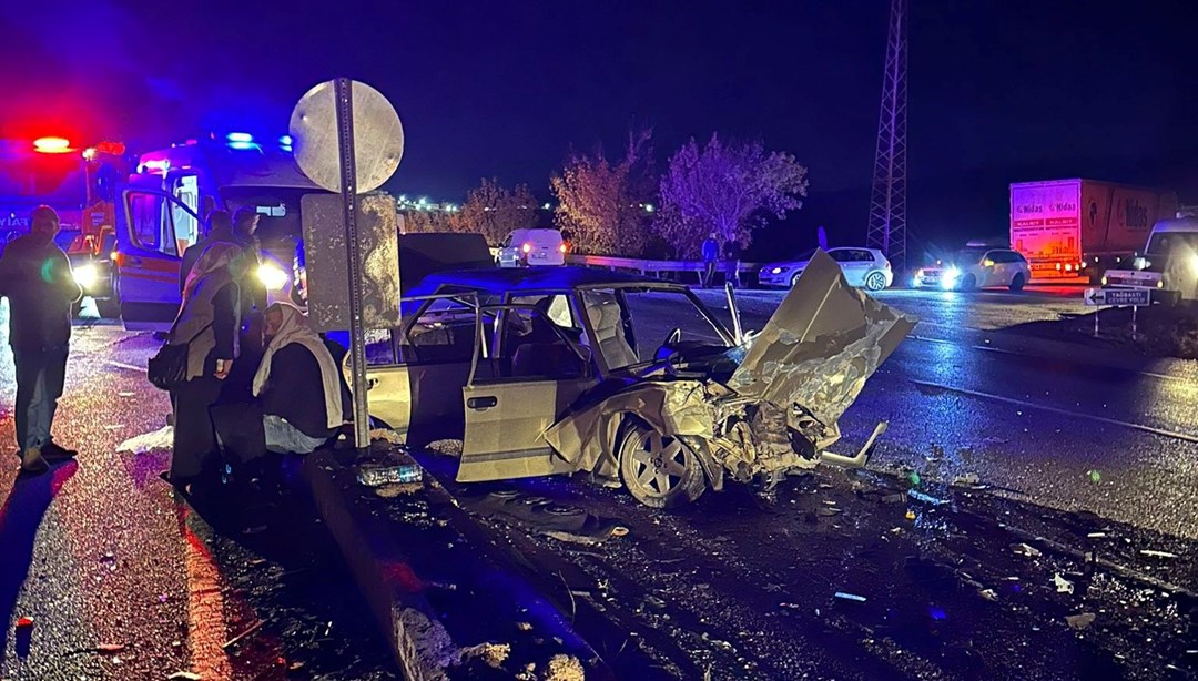 Manisa'da kavşakta iki otomobil çarpıştı: 2’si ağır 6 yaralı