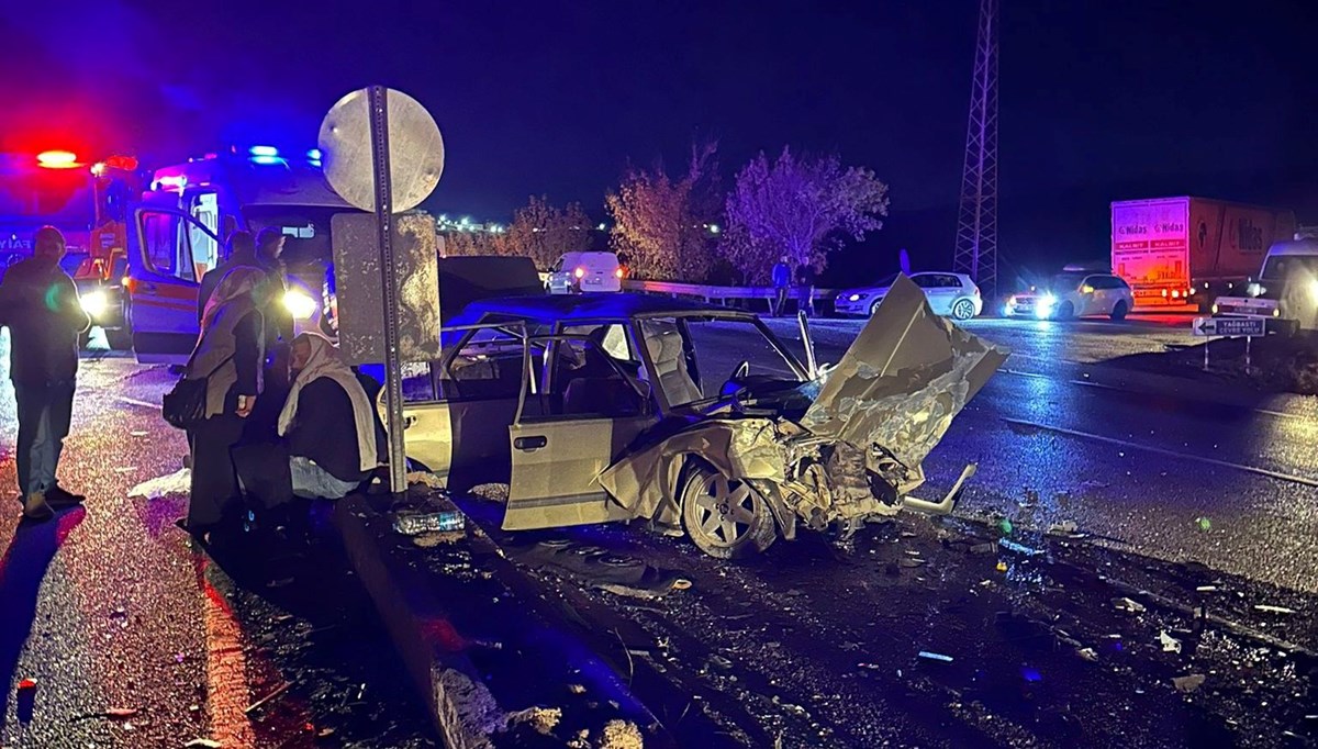Manisa'da kavşakta iki otomobil çarpıştı: 2’si ağır 6 yaralı Manisa'da kavşakta iki otomobil çarpıştı: 2’si ağır 6 yaralı