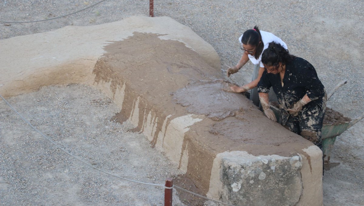 Depremden etkilenen Aççana Höyük geleneksel yöntemlerle onarılıyor