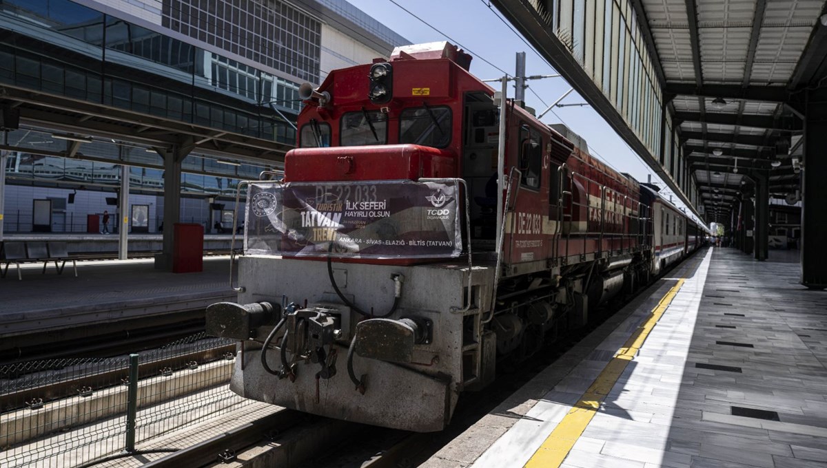 Turistik Tatvan Treni törenle ilk seferine başladı Turistik Tatvan Treni törenle ilk seferine başladı