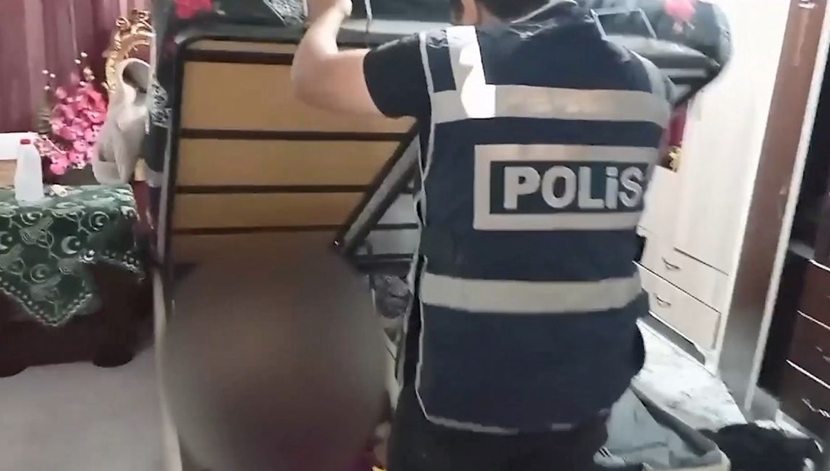 Aranan şüpheli baza altından çıktı Aranan şüpheli baza altından çıktı