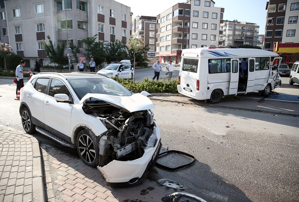 Bursa'da işçi servisi ile otomobil çarpıştı: 12 yaralı - 1