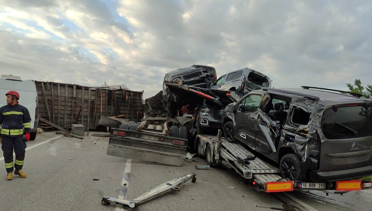 Otomobil araç yüklü TIR'a çarptı, yol kapandı