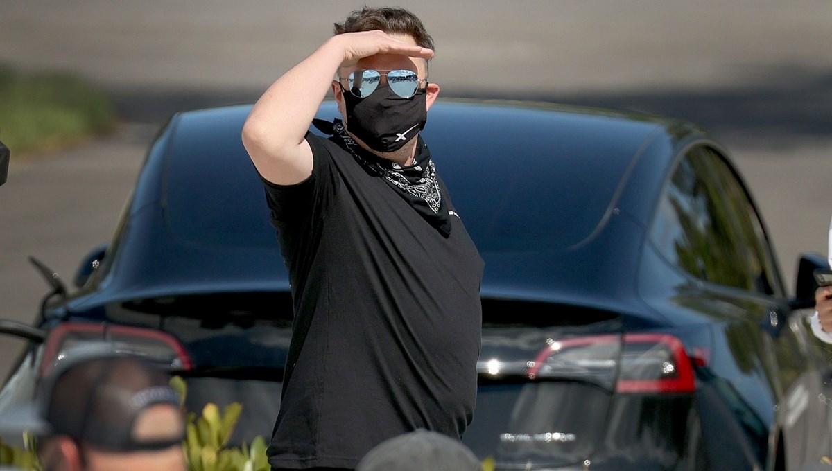 Elon Musk ektirdiği saçlarını kestirdi