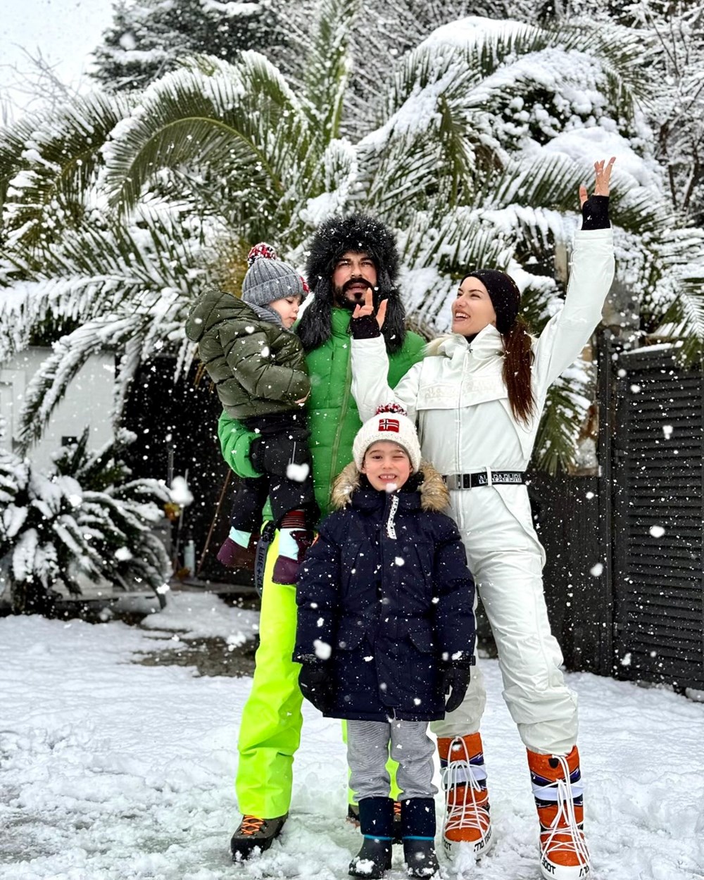 Fahriye Evcen ile Burak Özçivit karın keyfini çıkardı! Aile pozları gündem oldu - 5