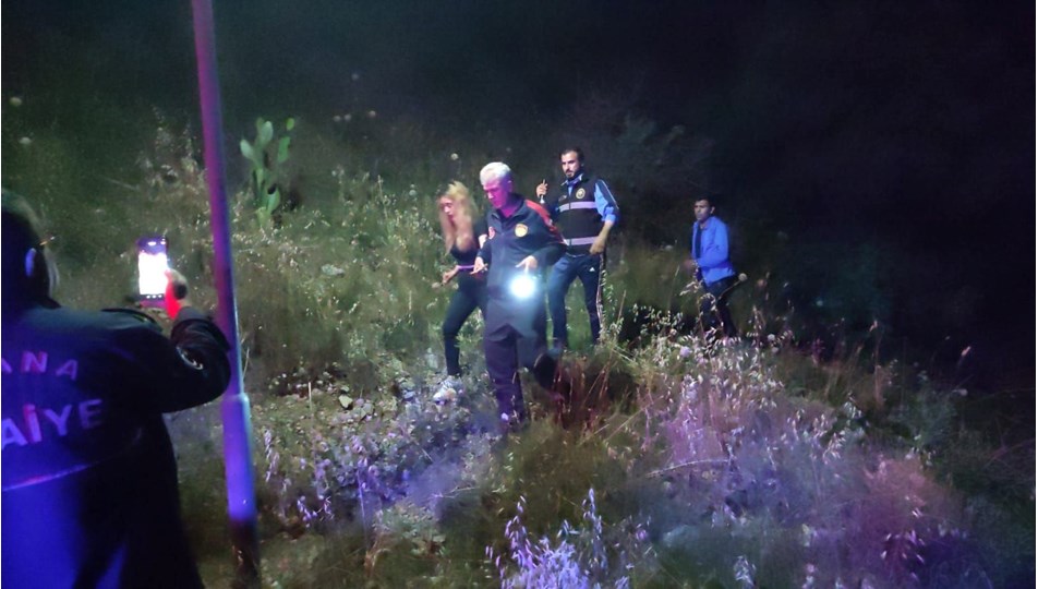 Kozan Kalesi'nde mahsur kalan kadını itfaiye kurtardı