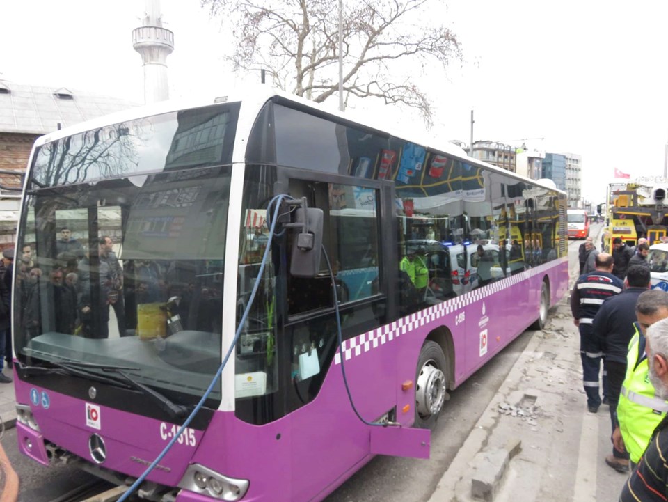 Kadıköy'de halk otobüsü kazası (Direksiyon kilitlendi iddiası) - 1