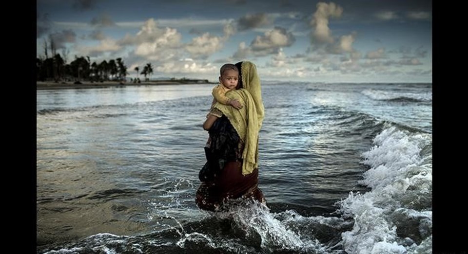 Arakanlı annenin çocuğuyla denizden yürüyerek çıktığı fotoğraf ikincilik ödülü aldı.  

