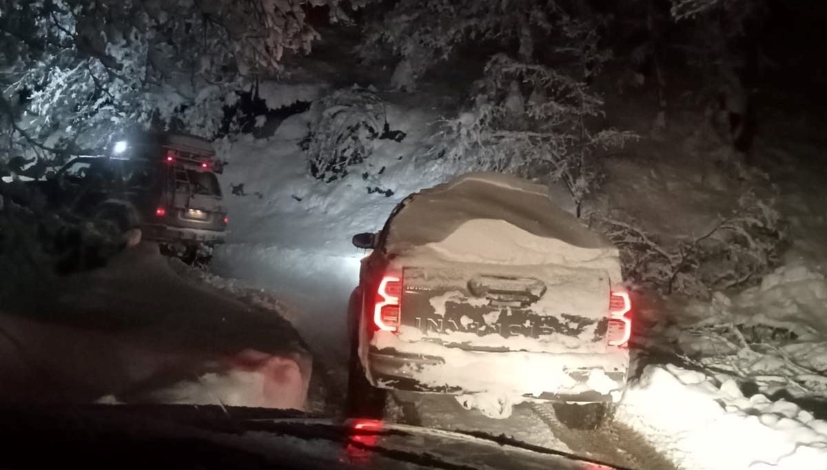 Bolu'da kar kalınlığı iki metreye yaklaştı: 12 kişi yaylada mahsur kaldı