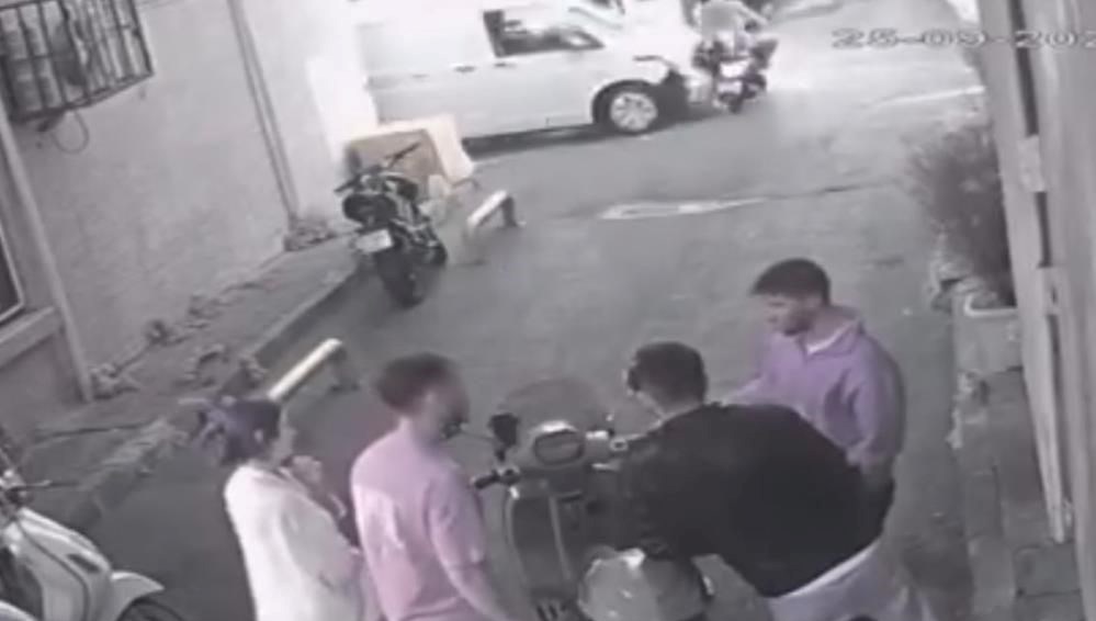 Fatih'te kamyonet motosiklete çarptı