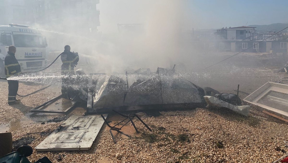 Hatay’da yardım malzemeleri bulunan konteyner yandı