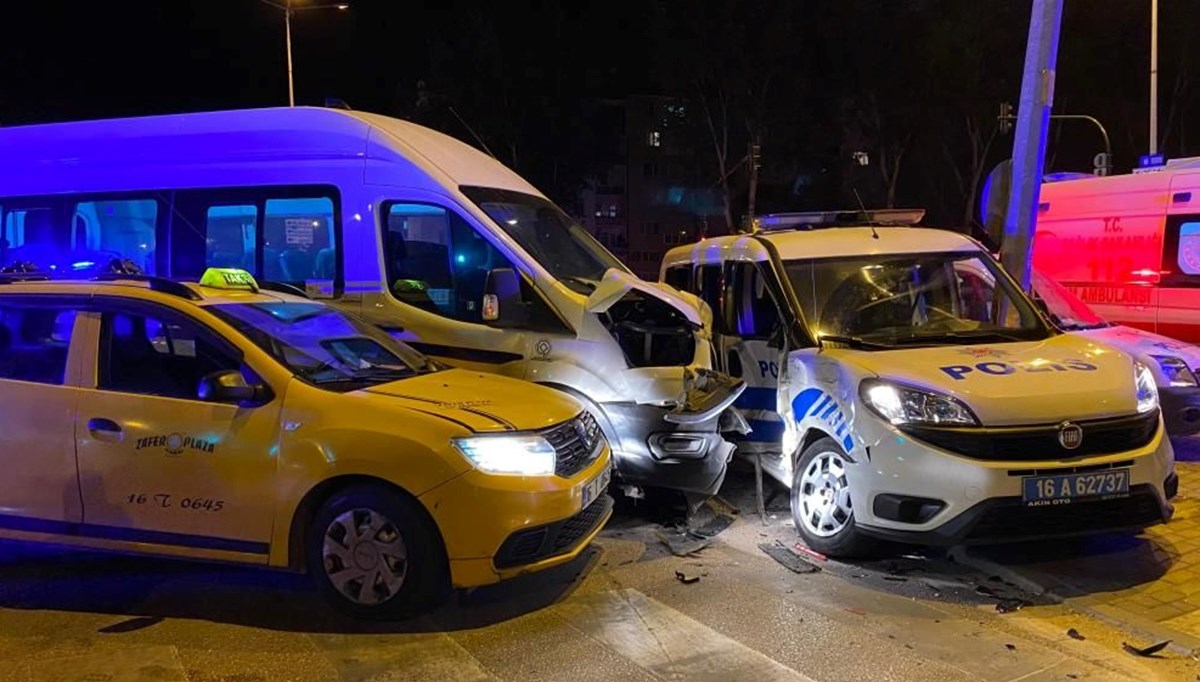 3 araç çarpıştı: 3'ü polis 6 kişi yaralandı 3 araç çarpıştı: 3'ü polis 6 kişi yaralandı