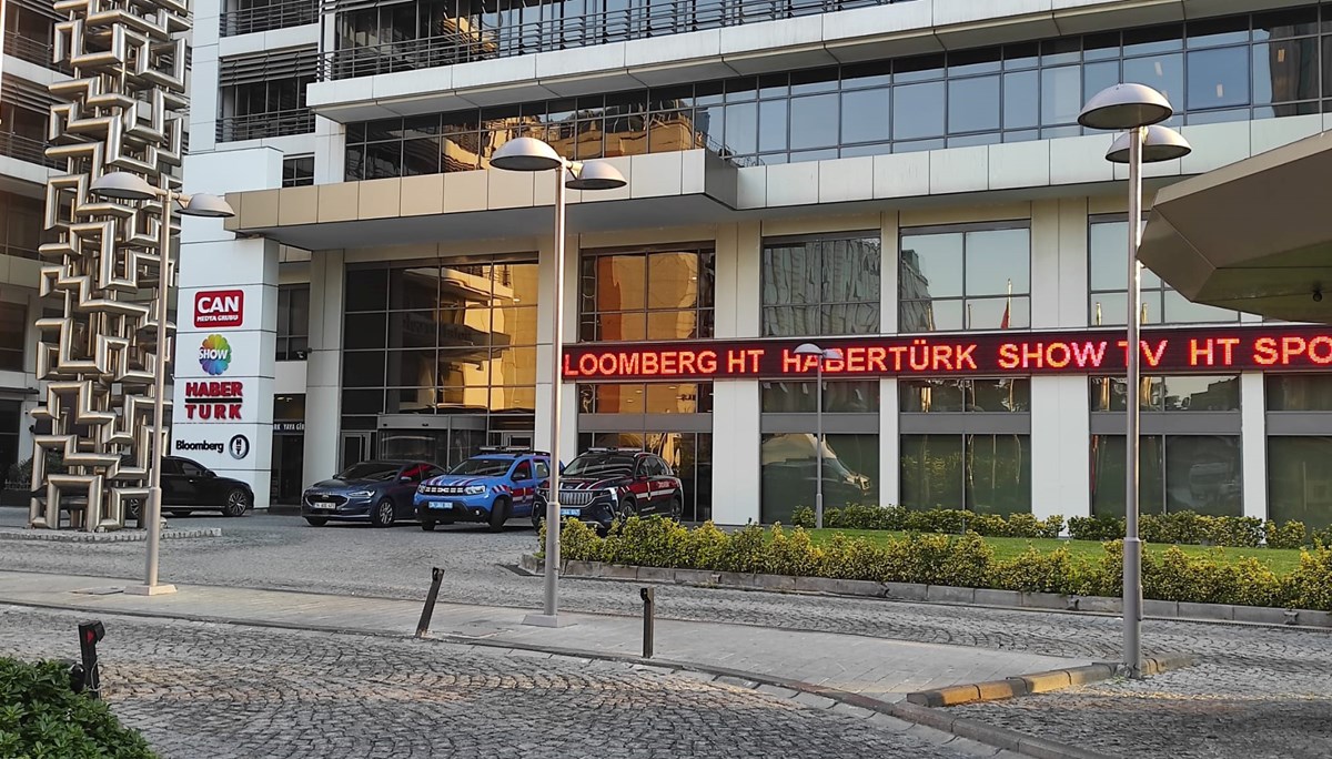 Sabah saatlerinde jandarma araçları, holdinge ait yayın kuruluşunun önüne geldi. Can Holding