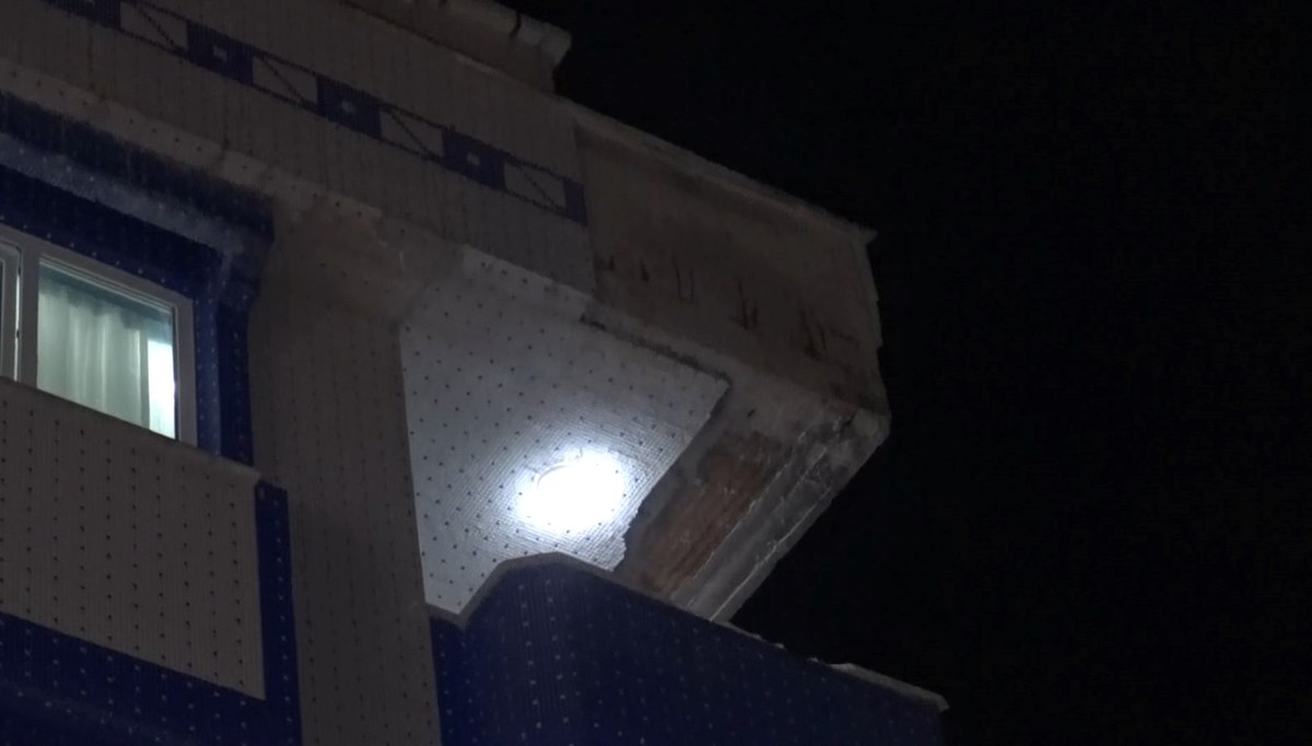 Avcılar'da binadan parçalar koptu: Apartman sakinleri neye uğradığını şaşırdı Avcılar'da binadan parçalar koptu: Apartman sakinleri neye uğradığını şaşırdı