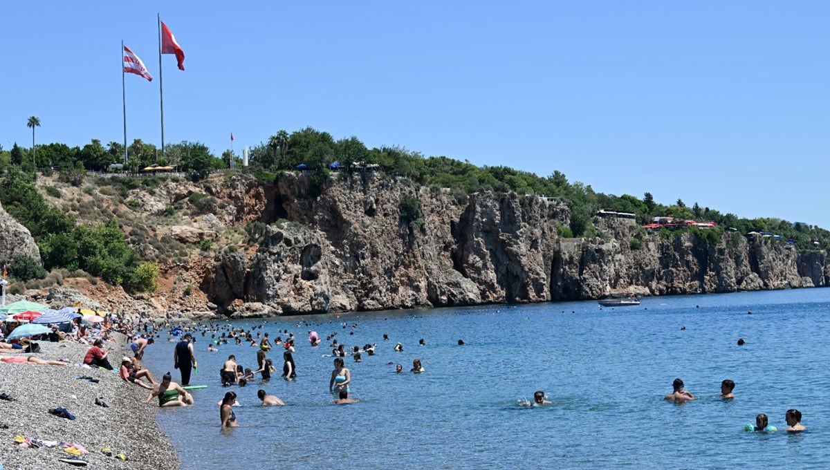 Antalya'da sıcaktan bunalan sahile koştu