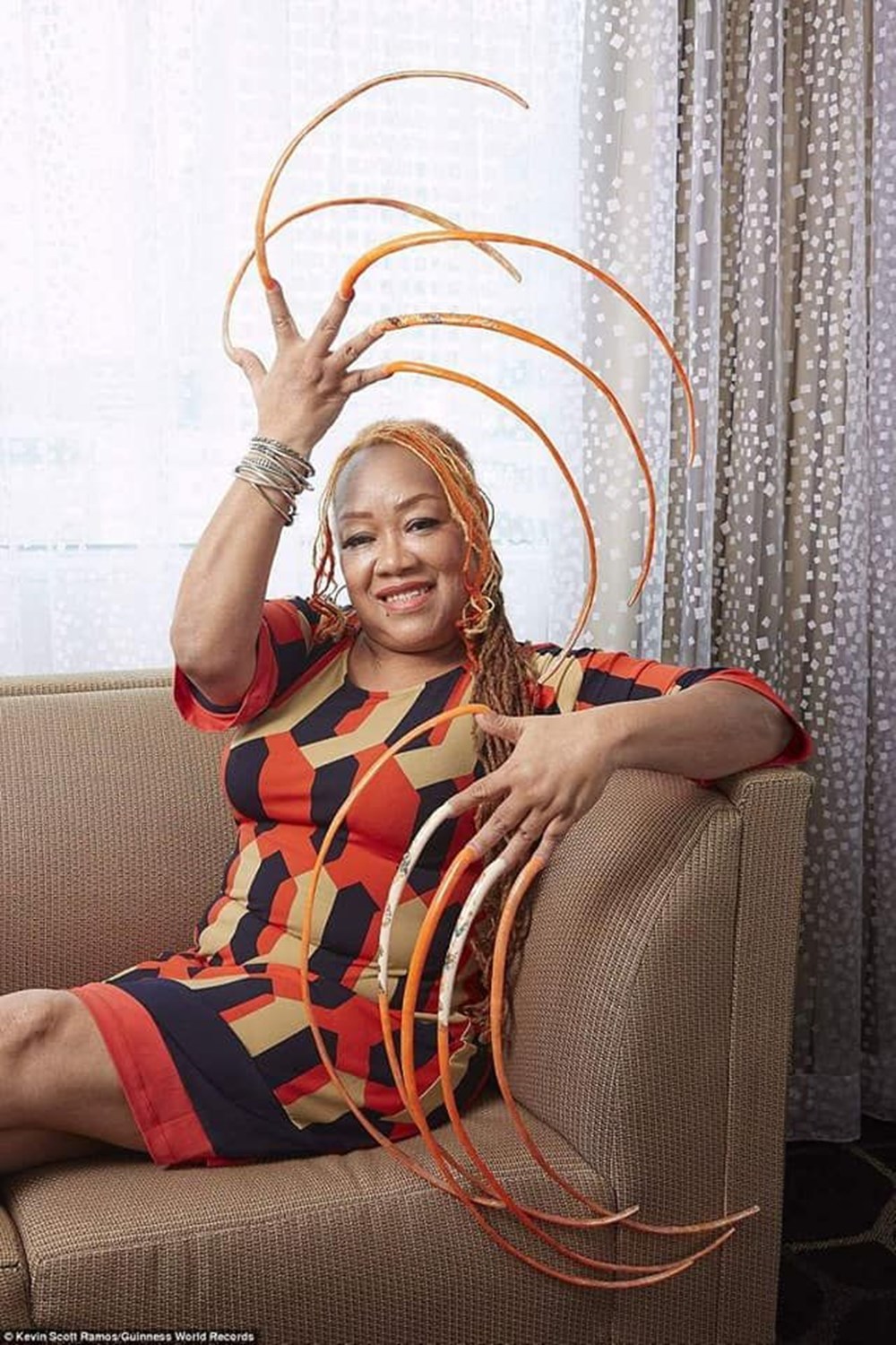 7 meters 33 centimeters: The person with the longest nails in the world cut their nails after 30 years - 12