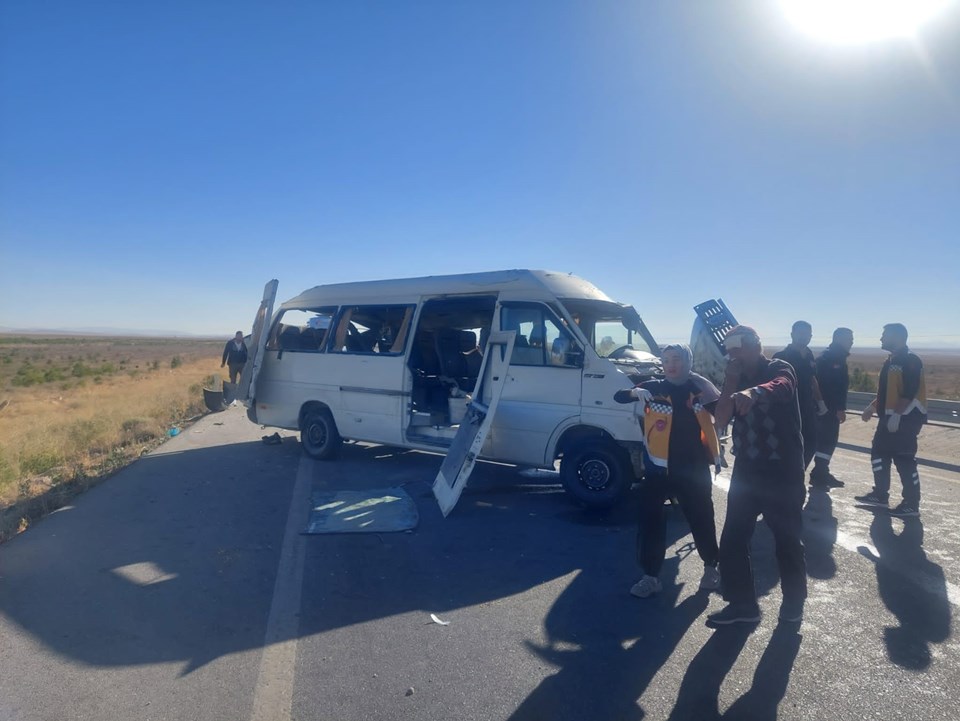 Lastiği patlayan yolcu minibüsü devrildi: 1 ölü, 11 yaralı - 1