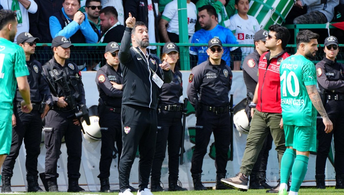 Bodrum FK-Eyüpspor maçında ortalık karıştı: Arda Turan'a yabancı madde Bodrum FK-Eyüpspor maçında ortalık karıştı: Arda Turan'a yabancı madde
