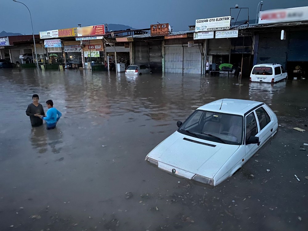Osmaniye'de sağanak nedeniyle ev ve iş yerlerini su bastı - 1
